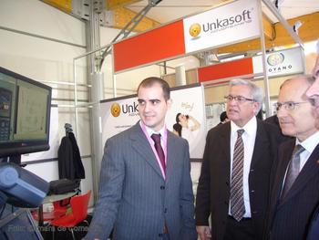 El ministro de Industria, Joan Clos, y el director comercial de Unkasoft, en el pabellón español del Congreso Mundial del Móvil