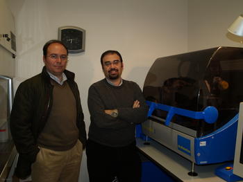 Raúl Manzano, a la izquierda, y Manuel Fuentes, en el laboratorio del CIC en el que se ha desarrollado la investigación.