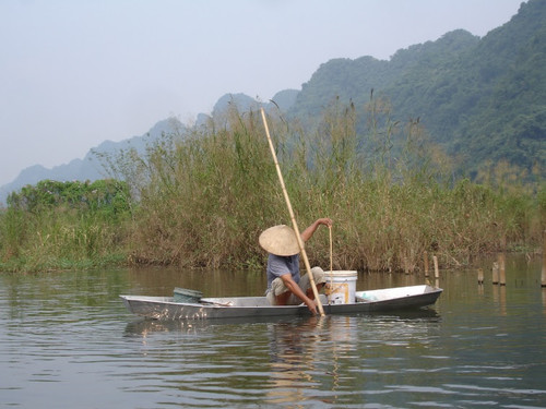 Una persona asiática en un bote. Foto: Luisa Pereira.