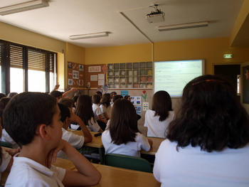 Alumnos de sexto de Primaria del colegio Nuestra Señora del Carmen de León observan una pizarra digital.