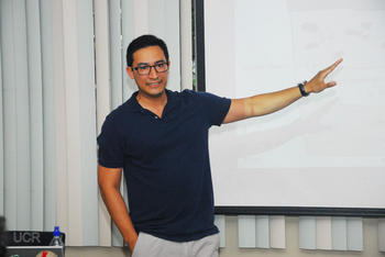 Esteban Gómez dictó la conferencia a estudiantes y público en general en la Biblioteca Carlos Monge Alfaro de la Universidad de Costa Rica.