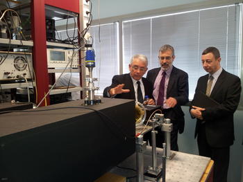 José Luis Alonso junto a Javier Gómez-Elvira y Manuel Lozano en la visita a los laboratorios del GEM.