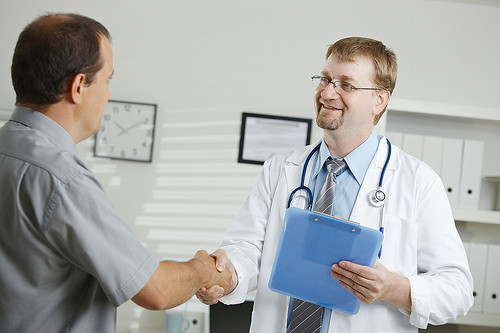 Un médico con el paciente. Foto: Agencia ID.