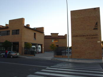Entrada a la residencia Boni Mediero que la Asociación de Familiares de Enfermos de Alzheimer tiene en Salamanca