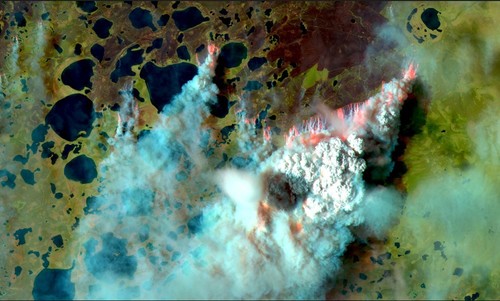 Imagen de satélite de un incendio en el Ártico con un frente de 30 kilómetros de ancho./ Adrià Descals.