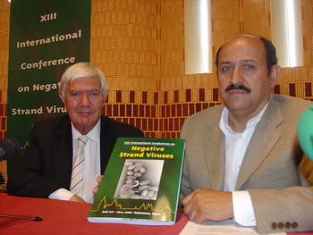 Enrique Villar junto al profesor Brian Mahy durante la presentación del congreso