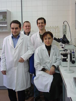 Equipo de investigación de Ángel Porteros y  Rosario Arévalo en el laboratorio