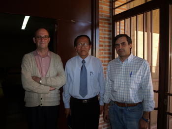 El investigador indonesio Dantje Sembel (centro), junto a los responsables del Cietus Miguel Cordero y Julio López