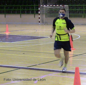 Jugador de fútbol sala realizando un test de esfuerzo diseñado por investigadores de la Universidad de León.