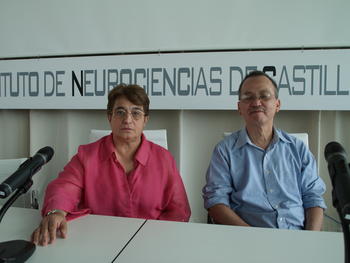 La investigadora del Incyl Raquel Rodríguez y el neurólogo norteamericano Ping Yee Law.