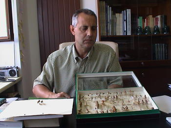 El profesor Manuel Portillo en su despacho