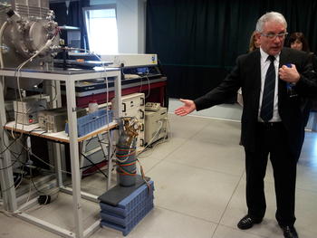 José Luis Alonso explica el funcionamiento de uno de los laboratorios del GEM: