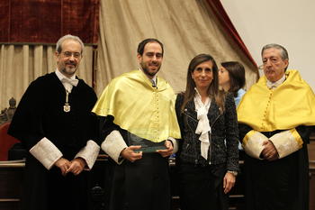 Los premiados, junto al rector, a la izquierda, y a Clemente Muriel, Clemente Muriel, director de la Cátedra Extraordinaria del Dolor, a la derecha. Foto: USAL.