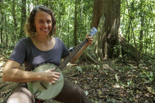Sharon Martinson toca el banjo en medio del bosque en la estación de investigación del Smithsonian en isla Barro Colorado.