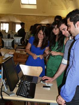 Alumnos de la Universidad Pontificia de Salamanca muestran uno de los proyectos.