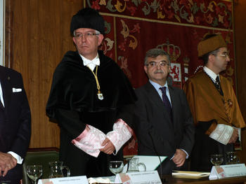 El rector de la Universidad de León, José Ángel Hermida, y el director general de Universidades de Castilla y León, Juan Casado.