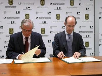 Francisco Javier Álvarez Guisasola, consejero de Sanidad, y Martín José Fernández Antolín, rector de la Universidad Europea Miguel de Cervantes (UEMC), firman el convenio.