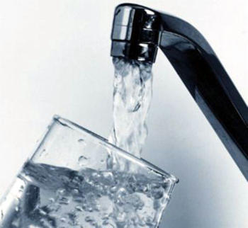 El fluor está presente en el agua de consumo diario