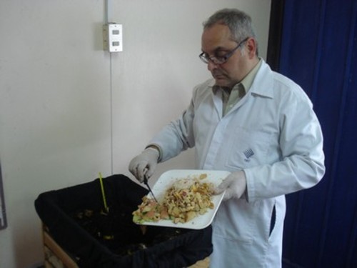 El máster Joaquín Jiménez alimenta la caja compostadora en la Escuela de Química del TEC.