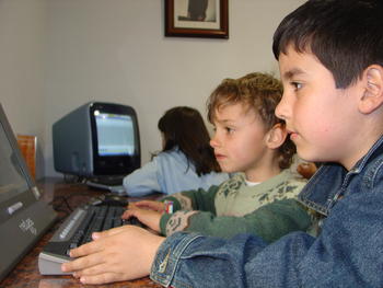 Dos niños participan en la semana Santa digital de El Pedroso de la Armuña