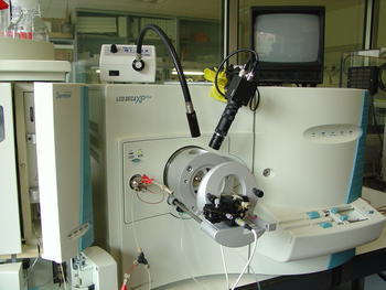 Aparato de electrospray acoplado a un analizador de trampa iónica (ESI-Trampa iónica) del Centro del Cáncer