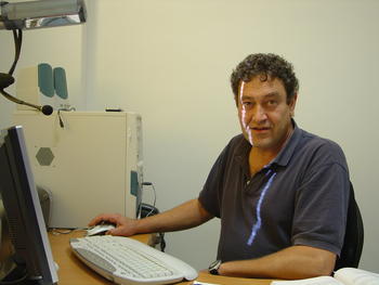 José Manuel Fernández-Cañón, en su despacho del Instituto de Biología Molecular, Genómica y Proteómica de la Universidad de León 