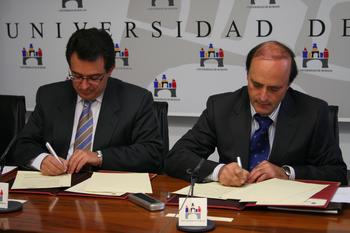 El rector de la UBU, Alfonso Murillo, y el director del ITCL, José Mª Vela, suscriben el convenio marco.