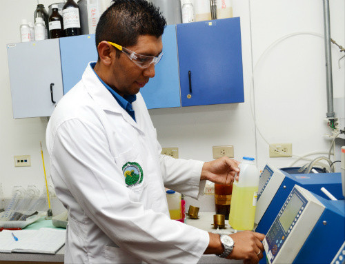 Jairol Bustos Carmona, Encargado del Laboratorio de Hidrocarburos del CELEQ-UCR. FOTO: UCR