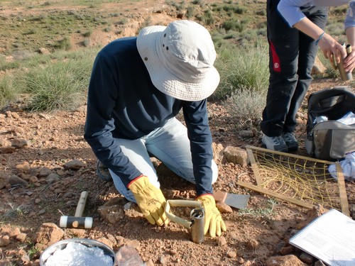 Fernando Maestre, investigador de la URJC, recogiendo muestras del suelo en Marruecos/URJC