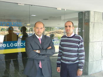 Ismael Guerrero, director técnico (izq.) y Hugo Rodríguez, director de I+D, de la compañía de producción de obleas de silicio DC Wafers.