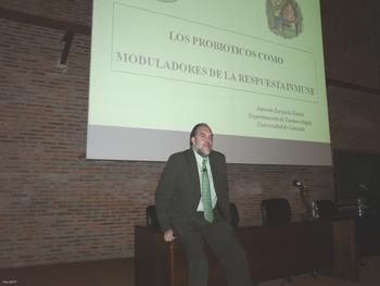 Antonio Zarzuelo Zurita, investigador del Departamento de Farmacología de la Universidad de Granada.