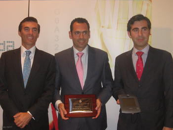 Santiago Uriel, José Luis Martín Velayos y Eugenio Solla, responsables del proyecto, junto al premio obtenido y una de las tabletas electrónicas.