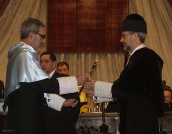 Un momento del acto de la toma de posesión de Hernández Ruipérez (derecha) como rector de la Universidad de Salamanca.