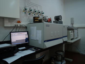 Cromatografo de gases (al fondo a la derecha) y espectrómetro de masas (en el centro) empleados por la Universidad de Salamanca para el análisis de isótopos estables.