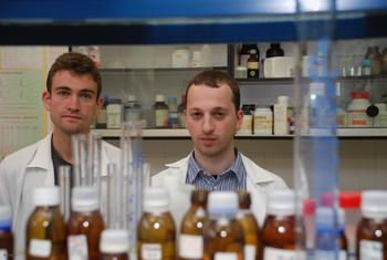 Ángel Luis Fuentes y Diego García, en un laboratorio de la Facultad de Ciencias Químicas. Foto: USAL.