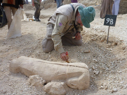 Desenterramiento de un sarcófago infantil en el Proyecto Djehuty. Foto: CSIC.