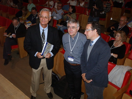 De izquierda a derecha, Eugenio Santos, Elías Campo y Juan Manuel Corchado, vicerrector de Investigación y Transferencia de la Universidad de Salamanca.