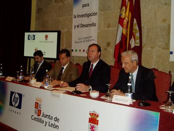De derecha a izquierda, el presidente de HP, Santiago Cortés, junto al consejero de Fomento, el alcalde de León y el rector de la Universidad de León