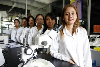 Estudiantes del Laboratorio de Neurofarmacología de la Facultad de Ciencias Química de la BUAP.