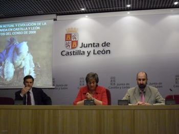María Jesús Ruíz, consejera de Medio Ambiente, presenta el censo de avutardas 2008.