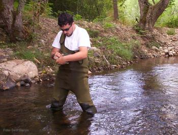 El biólogo Saúl Blanco toma muestras de diatomeas y macroinvertebrados en un río de la provincia de León para determinar la calidad del agua.
