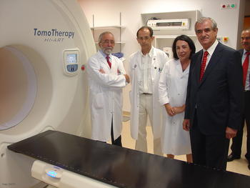Guisasola visita el equipo de tomoterapia.