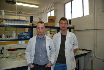Los dos investigadores de la Universidad de Salamanca premiados por Lilly. Foto: USAL.