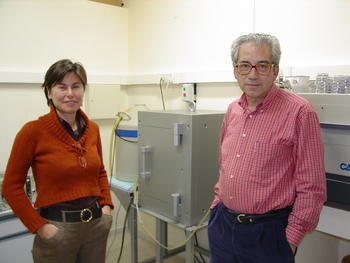 Begoña Quintana y Francisco Fernández en el laboratorio