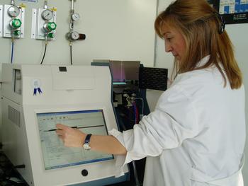 Teresa Torregimeno, usando el aparato de espectometría de absorción atómica empleado en la investigación