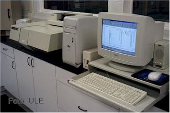 Espectrofotómetro con el que los investigadores miden el espectro infrarrojo de los ácidos grasos de la carne de lechazo.