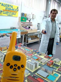 el científico del Centro de Estudios Científicos y Tecnológicos, Rogelio Bahena Díaz, muestra su sistema de alerta sísmica.