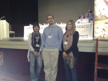 El Dr. Corpa junto con sus becarias de investigación (Selena Ferrian e Irene Guerrero) en el congreso de ASESCU