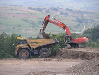 Excavadoras trabajan en la revegetación de una zona afectada (FOTO: Carolina Martínez).