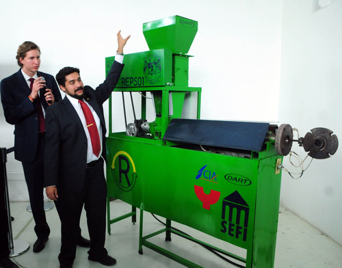 Estudiantes universitarios presentaron el prototipo de la primera máquina mexicana que recicla poliestireno expandido. FOTO: UNAM.